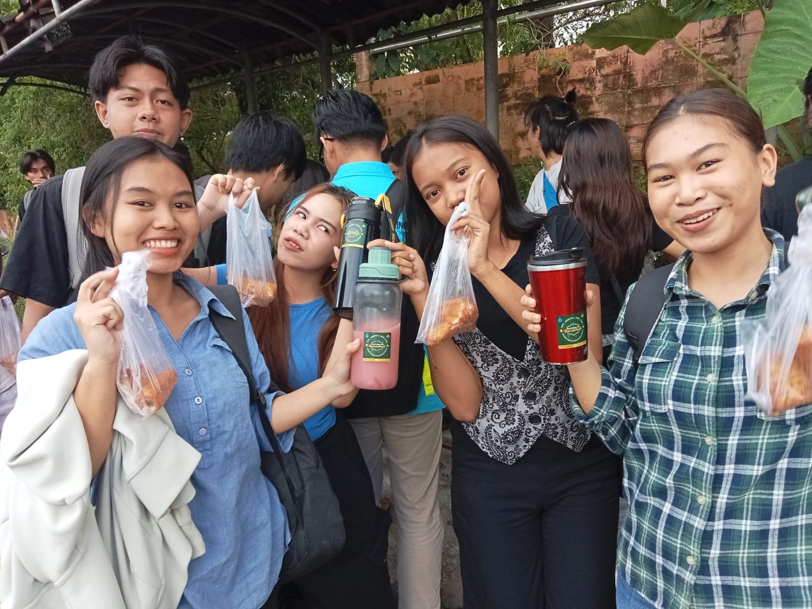 KPPA Tarantula dan KMPA Tansa Gelar Aksi Berbagi Takjil di Halte Kampus Polimdo